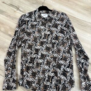 XiRENA Artistic Patterned Shirt in Black and Tan